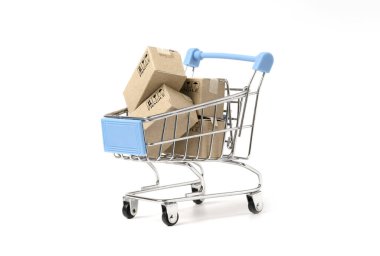 Çevrimiçi alışveriş ve e-ticaret konsepti için beyaz arka planda alışveriş arabasıyla küçük karton kutulardan izole edilmiş..
