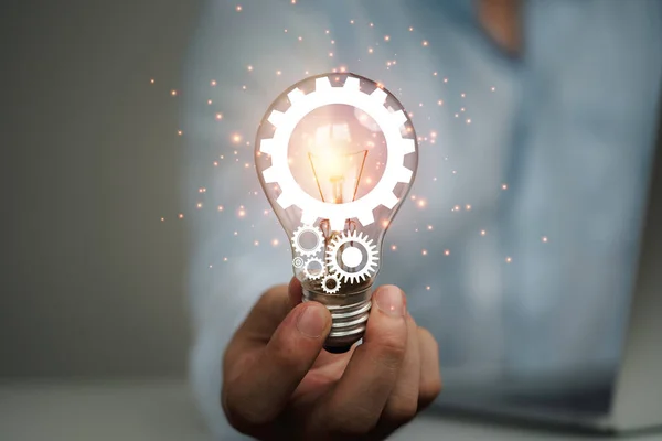Empresário Segurando Lâmpada Brilhante Com Engrenagem Mecânica Ideias Pensamento Criativo — Fotografia de Stock