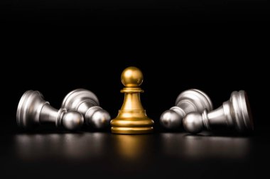 Altın piyon satranç standı, gümüş piyonlar arasında tek başına. Ticaretin kazananı ve rekabet stratejisi konseptine düşüyor..