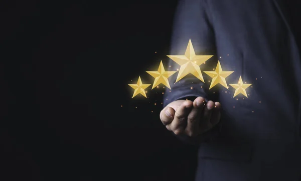 Empresário Segurando Cinco Estrelas Virtuais Para Avaliação Feedback Clientes Conceito — Fotografia de Stock