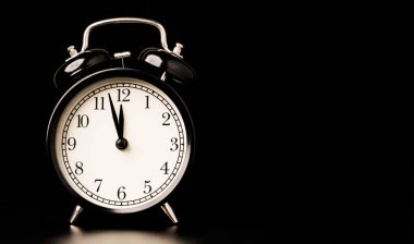 Siyah arkaplanda, kopyalama alanı olan siyah alarm saati klasiği.