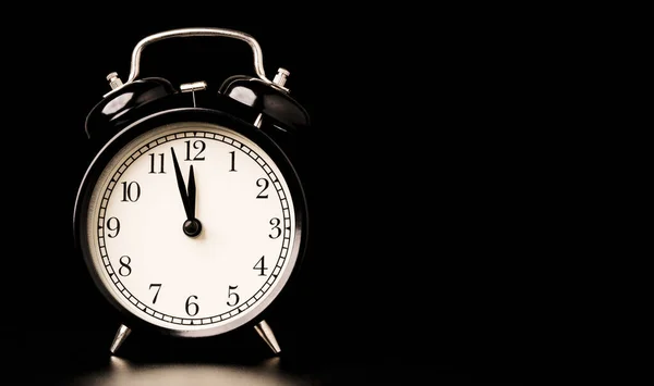 Clássico Relógio Alarme Preto Fundo Preto Com Espaço Cópia — Fotografia de Stock