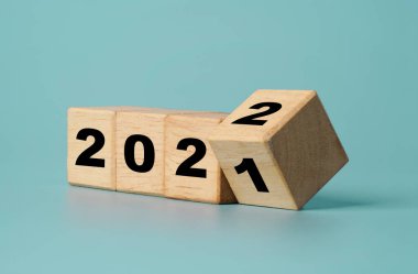 2021 'den 2022' ye kadar olan bozuk paralar için ahşap blok çevirme, Mutlu Noeller ve yeni yıl hazırlıkları.