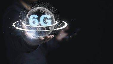 Bağlantı hattı 6G ile sanal dünyayı elinde tutan iş adamı, Teknoloji dönüşüm konsepti.