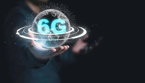 Bağlantı hattı 6G ile sanal dünyayı elinde tutan iş adamı, Teknoloji dönüşüm konsepti.