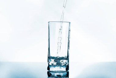 Tertemiz içme suyu ve kabarcıkları şeffaf cam ve damlacıklara dökülüyor.. 