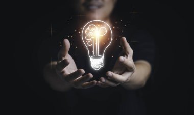 El ele tutuşmak turuncu ışınlar çizmek, yaratıcı düşünce ve yenilik kavramı..