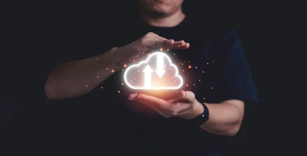 Affärsman Som Innehar Virtuell Cloud Computing För Att Överföra Data — Stockfoto