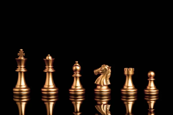 Goldenes Schach Mit Königinnen Pferdeschiff Und Bauer Auf Schwarzem Hintergrund — Stockfoto