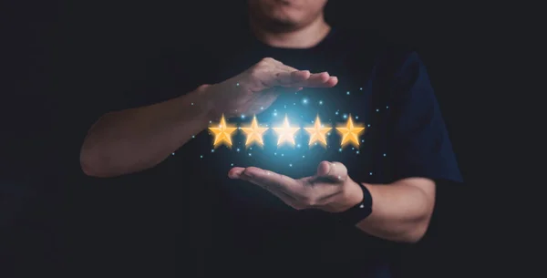 Geschäftsmann Hand Schützt Fünf Gelbe Sterne Mit Blau Leuchtendem Licht — Stockfoto
