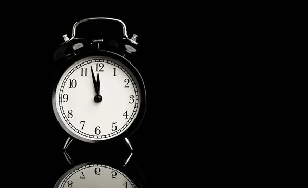 Reloj Despertador Negro Con Reflejo Fondo Negro Espacio Copia —  Fotos de Stock