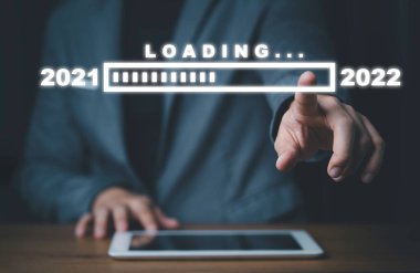 2021 'den 2022' ye kadar sanal indirmeye dokunan iş adamı, yenilikçi, mutlu noeller ve mutlu yeni yıl hazırlıkları ve geri sayım konsepti.