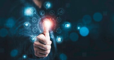 Güvenlik sistemine erişmek için parmak izi taraması yapan işadamı internet bankacılığı, bulut sistemi ve cep telefonunu da içeriyor.