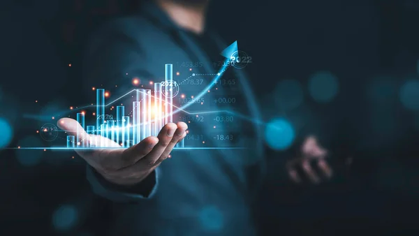 Analiz, borsa ve tüccar konsepti için sanal teknik grafik ve çizelge tutan işadamı.