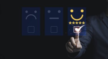 Sanal sekme çubuğuna dokunan işadamı ürün ve hizmetleri değerlendirir. Müşteri memnuniyeti ve pazarlama anket değerlendirme kavramı.