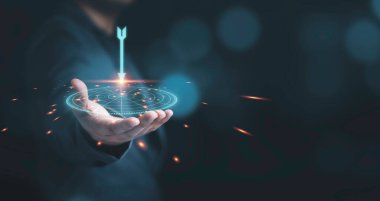 İşadamı kırmızı ok dartını sanal hedef tahtaya fırlatıyor. Ticari yatırım kavramının hedeflerini ve hedeflerini belirle.