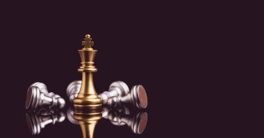 Altın kral satrancı ve düşmüş gümüş kral satrancı. İş rekabeti ve pazarlama stratejisi planlama konsepti kazananı.