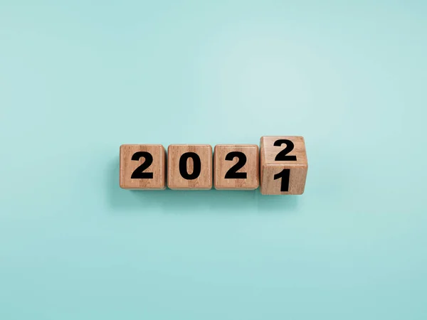 Holzblock Flipping Von 2021 Bis 2022 Auf Blauem Hintergrund Zur — Stockfoto