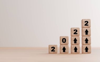 2022 yıl ve tahta küp bloğunda ok izi ekranı yükselt ve hazırlık için alanı kopyala