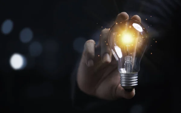 Empresário Segurando Lâmpada Brilhante Para Ideias Pensamento Criativo Conceito Inovação — Fotografia de Stock
