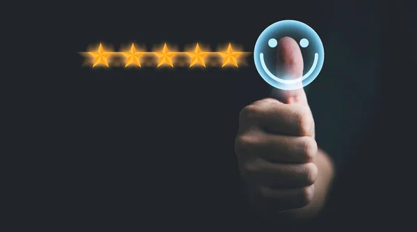 最高の評価と顧客満足度 顧客満足度の概念のための笑顔ボタンを押すためのビジネスマン親指の上昇 — ストック写真