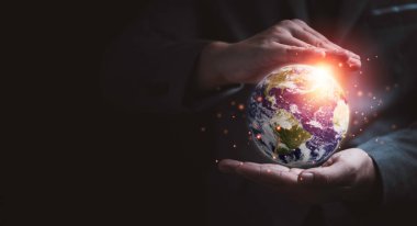 İnsan jesti Dünya Günü için gezegeni iki elle koruyor ve enerji çevresi kavramını kurtarıyor, NASA 'dan bu görüntünün elementi ve 3D görüntüleme.