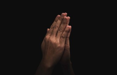 İki elinle dua et. Karanlık arka planda saygı göster. Tayland kültürü için bu eylem..