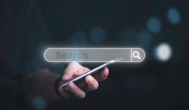 Web arama motoru konsepti için sanal tarama simgesi içeren akıllı telefonu tutan adam.