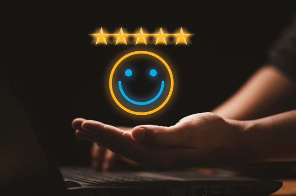 5つの星を持つ仮想笑顔の顔を保持し オンライン評価製品やサービスのためのコンピュータのラップトップを使用してビジネスマン 顧客満足コンセプト — ストック写真