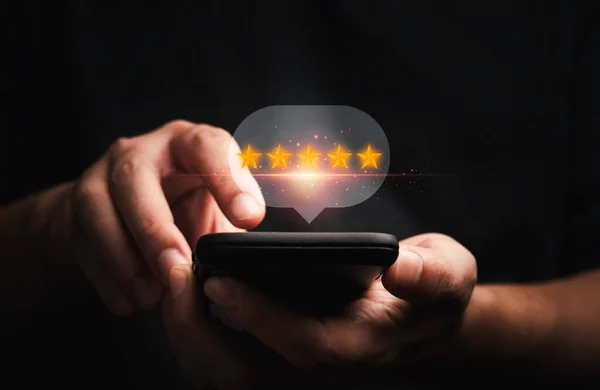 Uomo Affari Che Utilizza Smartphone Miglior Cliente Cliente Punteggio Valutazione — Foto Stock