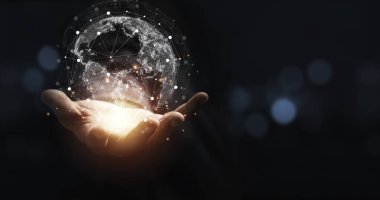 Teknoloji bilgisi ve dönüşüm kavramı için kopyalama alanı ve mavi bokeh arkaplanı olan el ele tutuşan sanal dünya.