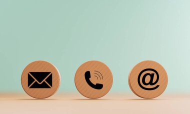 E-posta adresi, telefon numarası ve harf simgeleri, web sayfası iş kişisi ve müşteri hizmetleri konsepti için masa üzerindeki yuvarlak tahta bloğa 3d olarak yazdırma ekranı.