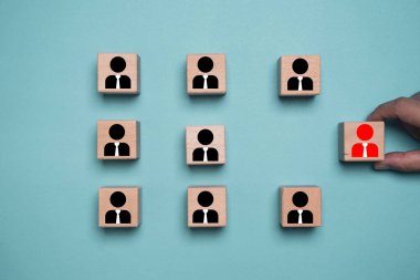 İşçi seçimi düzenlenmiş kırmızı iş simgeleriyle ahşap blokları elle sökün ve işgücü değerlendirmesi, İK yönetim işe alma seçenekleri ve performans değerlendirmesi için işten çıkarma kararları.