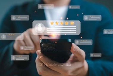 Akıllı telefon kullanan işadamı, dijital itibarı temsil eden beş yıldızlı derecelendirme ve kullanıcı geribildirimi gösteren müşteri memnuniyeti ve iş dünyasındaki güvenin müşteri memnuniyeti için mükemmel bir değerlendirme yapıyor..