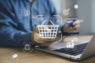 Küresel perakende satış, iş büyümesi ve modern çevrimiçi pazar yerini gösteren dijital cihazlar üzerinde çevrimiçi alışveriş arabası arayüzü ile ticaret kavramı.