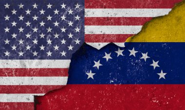Amerika Birleşik Devletleri ve Venezuela bayrakları, siyasi çatışma ekonomik yaptırımlar, diplomatik gerilim ve uluslararası ilişkilerin çatışma etkisi kavramını sembolize eden çatlak yüzey olarak gösterildi.