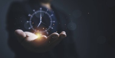Sanal saat tutan iş adamı zaman yönetimi, verimlilik, teslim tarihi kontrolü ve iş hayatı dengesi kavramının verimlilik stratejisi için gelecek planlamasını sembolize ediyor..