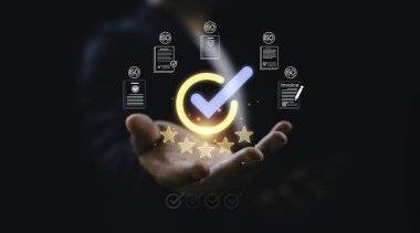 ISO sertifika belgeleri ve beş yıldızlı notla parlayan çek işaretini gösteren iş kalite güvencesi konsepti. Müşteri memnuniyeti için uyum yönetimi denetim onayı.