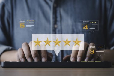 Müşteri değerlendirmeleri ve beş yıldız değerlendirme geri bildirim konsepti. Çevrimiçi memnuniyet anketi, dijital pazarlama itibar yönetimi ve ticari değerlendirme ile klavyede yazan iş adamı.