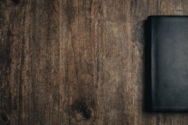 Ahşap bir dokuda kapalı bir İncil 'in ortası. İncil çalışma masası