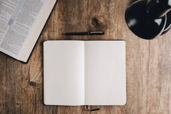 Open Bijbel Een Open Blanco Notitieboekje Een Pen Een Houten — Stockfoto