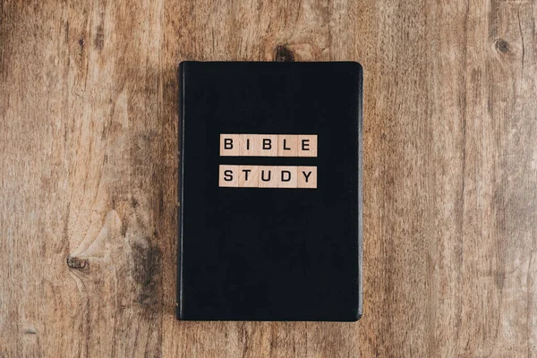 Estudio Bíblico Letras Bloque Sobre Una Biblia Sobre Una Mesa —  Fotos de Stock