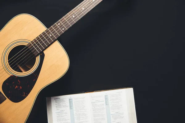 Una Guitarra Una Biblia Abierta Sobre Fondo Negro Ambiente Poco —  Fotos de Stock