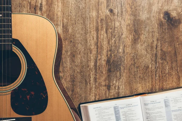 Una Guitarra Una Biblia Abierta Sobre Fondo Madera Ambiente Poco —  Fotos de Stock