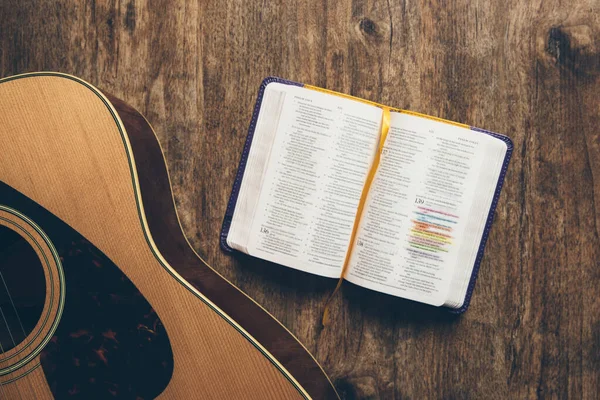 Gitara Otwarta Biblia Drewnianym Tle Słabo Oświetlonym Otoczeniu — Zdjęcie stockowe