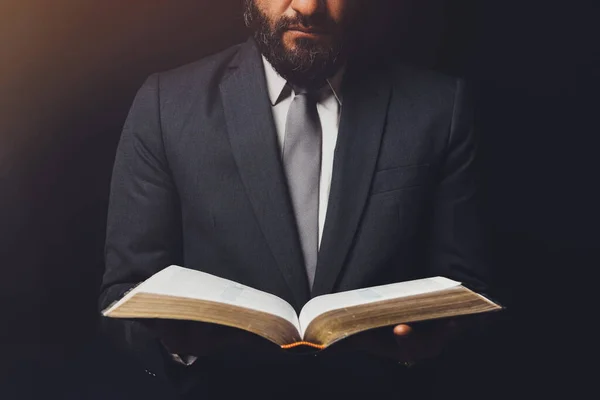 Mann Anzug Mit Offener Bibel Auf Schwarzem Hintergrund — Stockfoto