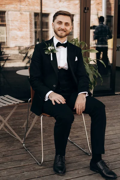 Hermoso Novio Joven Feliz Con Barba Traje Negro Clásico Camisa — Foto de Stock