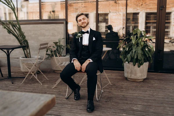 Handsome Happy Young Groom Beard Classic Black Suit White Shirt — Stock Photo, Image