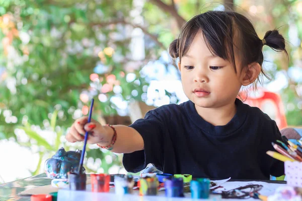 Mahasiswa Asia Menggambar Dan Melukis Warna Pada Kertas Dalam Ruangan — Stok Foto