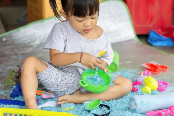 Happy Asian Anak Gadis Sampai Tahun Dia Bermain Dengan Pasir — Stok Foto